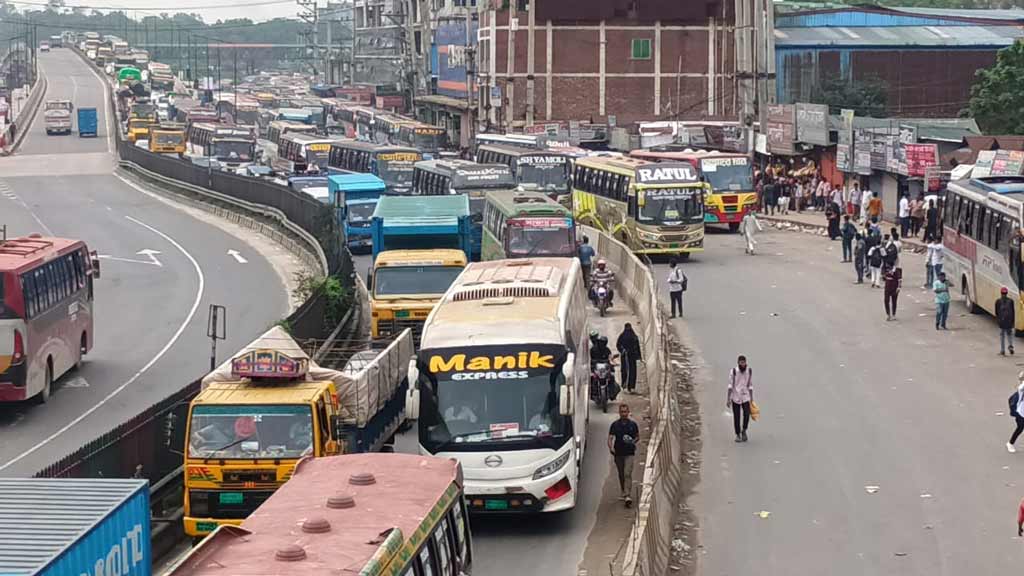 ঈদযাত্রায় চন্দ্রায় ঘরমুখো মানুষের ঢল, অতিরিক্ত ভাড়ার অভিযোগ