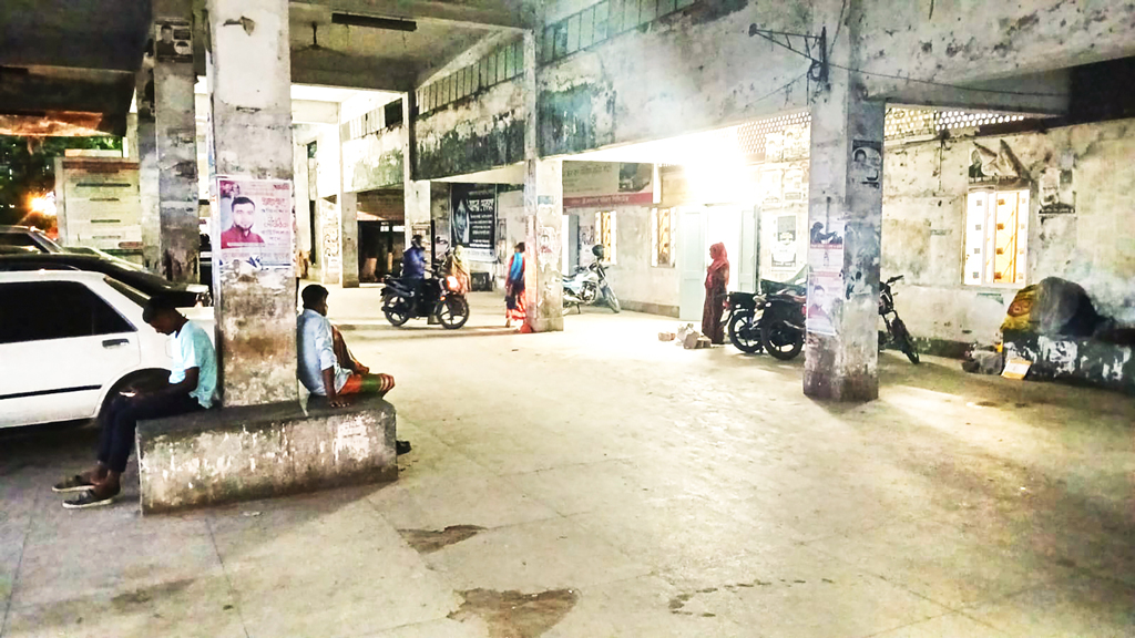 টাঙ্গাইল শহরের কোদালিয়া এলাকায় পরিত্যক্ত পৌর বাস টার্মিনাল ভবন ও যাত্রীছাউনি।