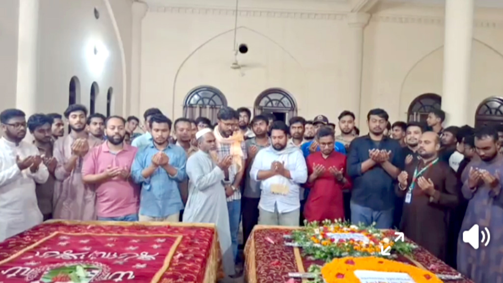 গভীর রাতে মওলানা ভাসানীর মাজারে নাহিদ ইসলাম