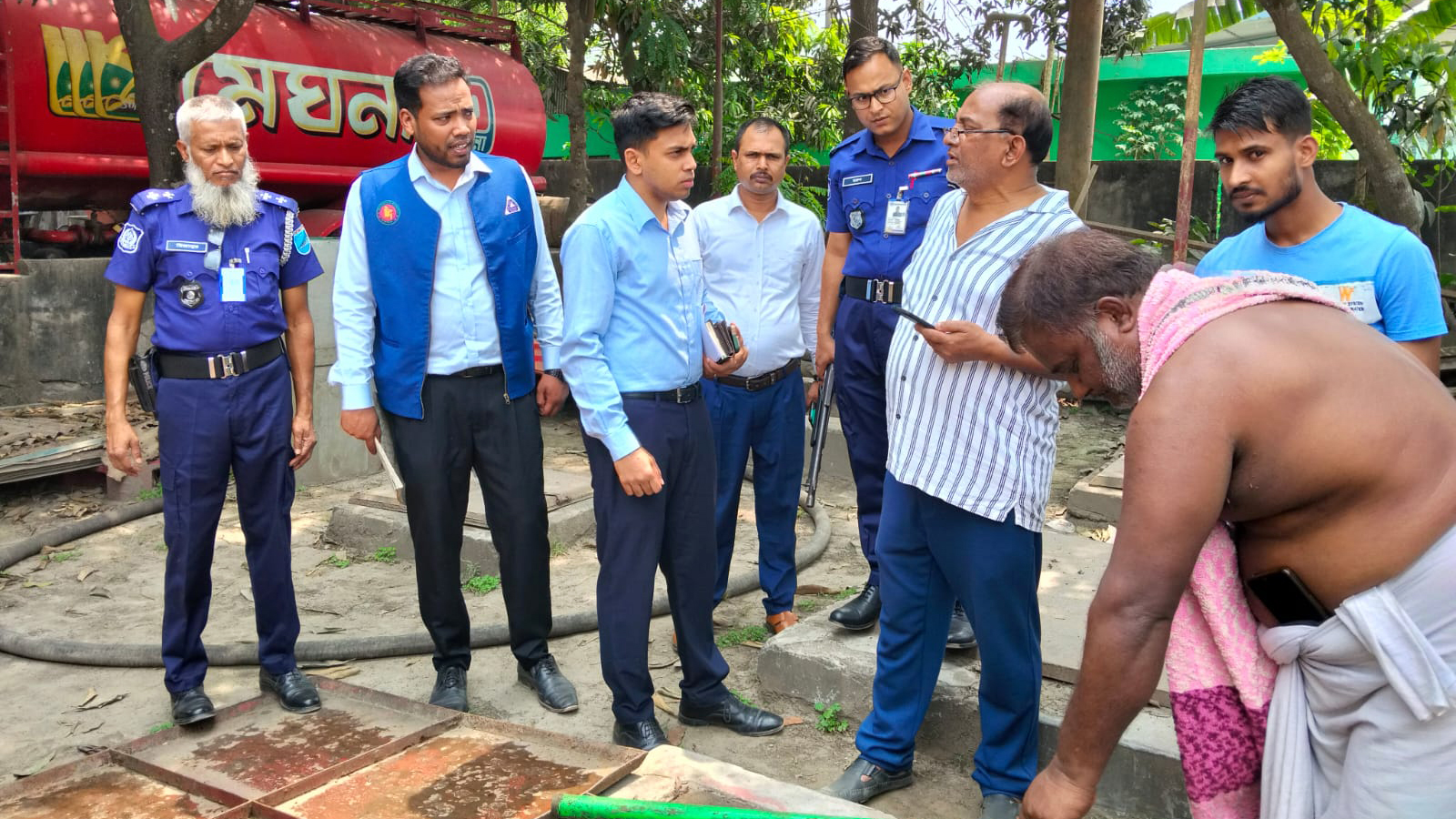 বিক্রি বন্ধ ফিলিং স্টেশনে মিলল ১৬ হাজার লিটার তেল, জরিমানা