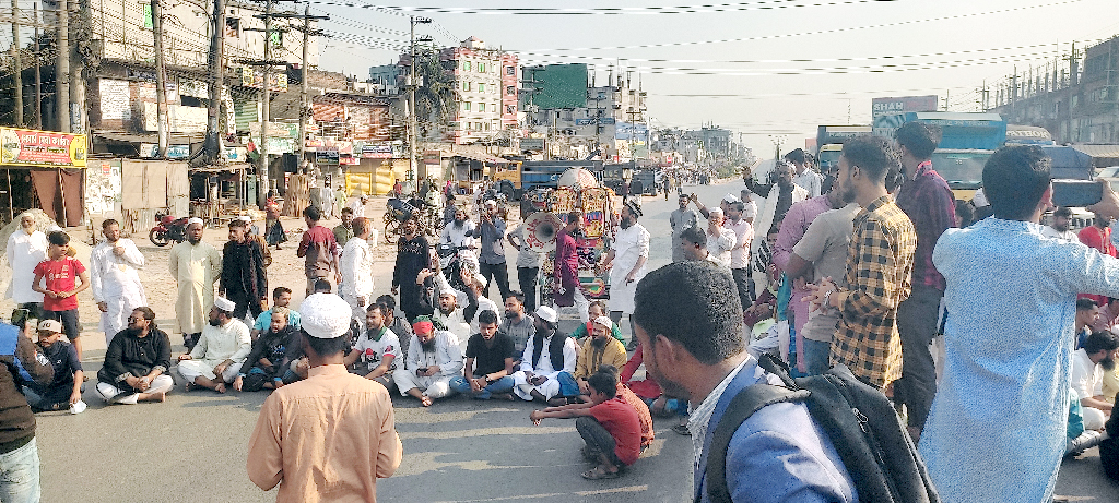 ‎ওসমান হাদিকে হত্যার প্রতিবাদে টঙ্গীতে মহাসড়ক অবরোধ, যান চলাচল বন্ধ