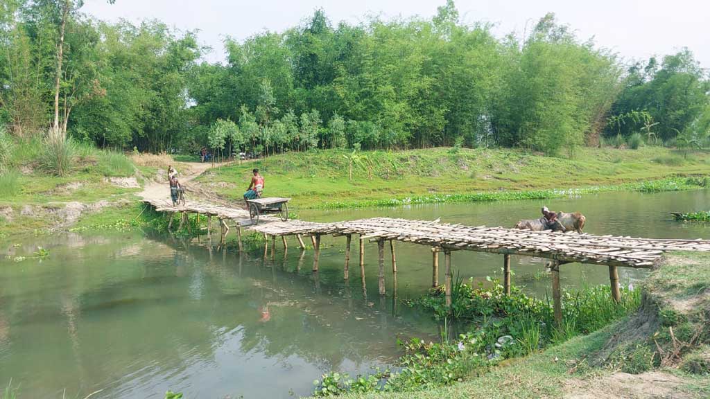২৫ হাজার প্রাণের ঝুঁকি: একটি সেতুর অপেক্ষায় দশ গ্রাম