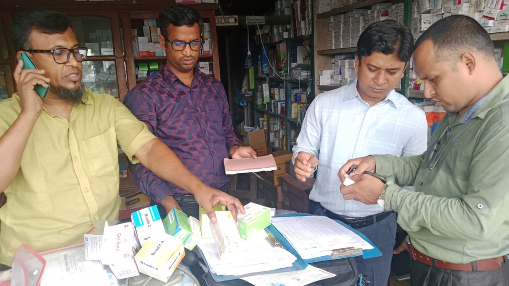 ফ্রিজে ওষুধ ও তরকারি একসঙ্গে রাখায় দুই ফার্মেসিকে জরিমানা