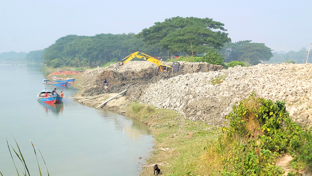 ৮ বছরেও সংস্কার নেই ভাটার জন্য কাটা বাঁধে