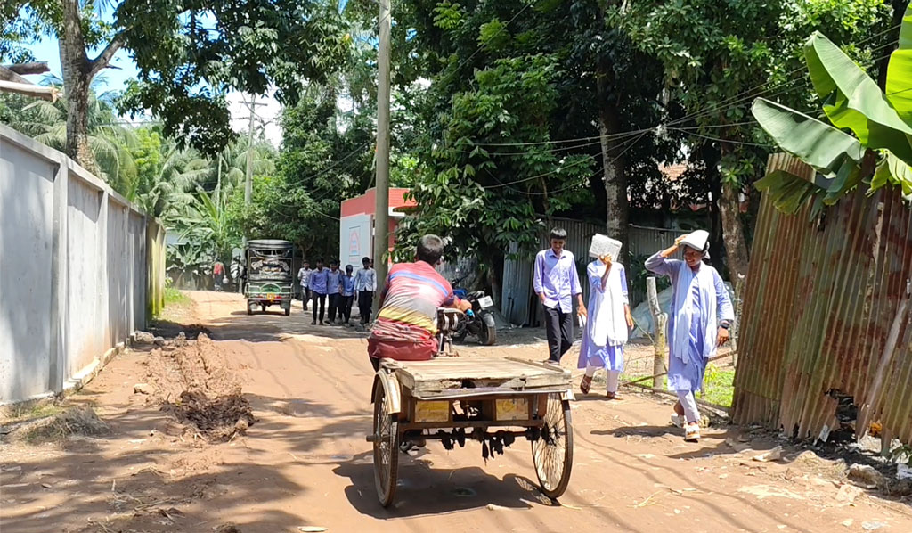 ১০০ মিটার সড়কে ভুগছে ২০ গ্রামবাসী