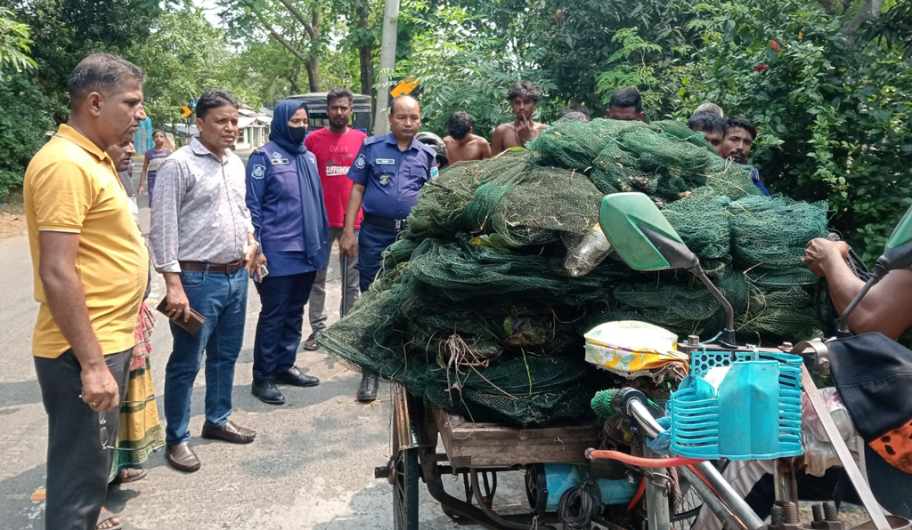 টুঙ্গিপাড়ায় অভিযান চালিয়ে ২৫০০ মিটার অবৈধ চায়না দুয়ারি জাল উদ্ধার