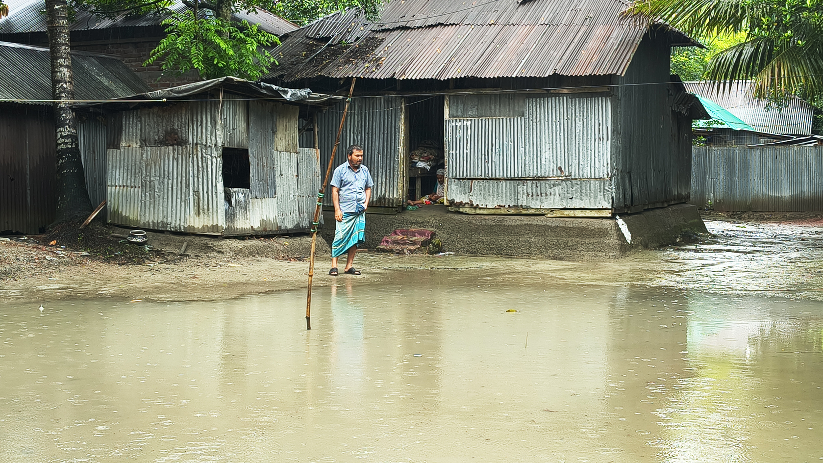 টুঙ্গিপাড়ায় এক গ্রামের দুই শতাধিক পরিবার পানিবন্দী, অনাহার-অর্ধাহারে কাটছে দিন