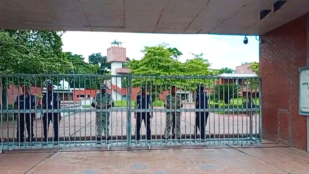 টুঙ্গিপাড়ায় বঙ্গবন্ধুর সমাধিতে কঠোর নিরাপত্তা