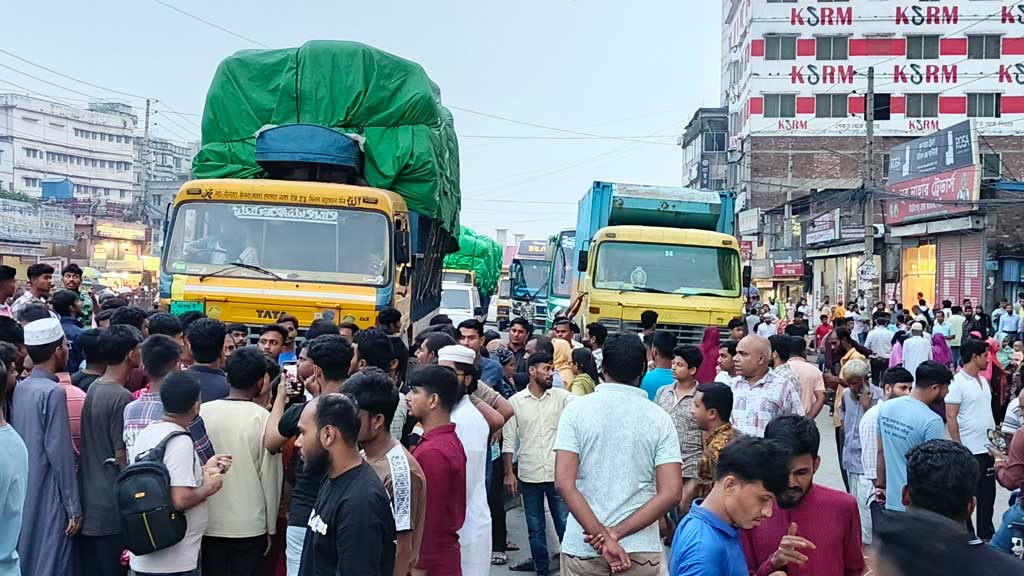 টঙ্গীতে ‎ম্যানহোলে পড়া নারীর ২০ ঘণ্টায়ও সন্ধান মেলেনি, মহাসড়ক অবরোধ