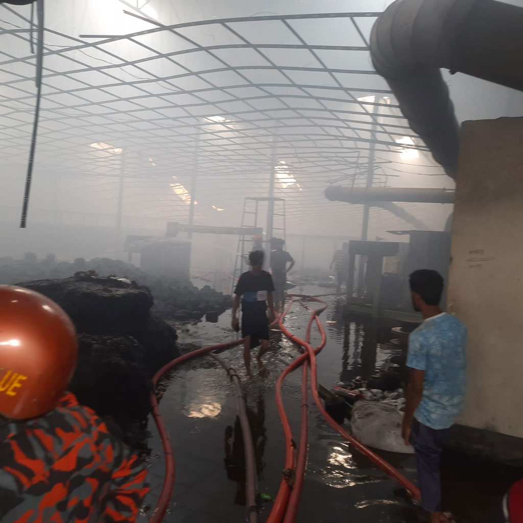 টঙ্গীতে সুতা তৈরির কারখানায় আগুন
