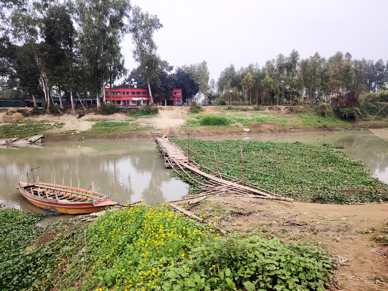 সেতু নেই, ঝুঁকিপূর্ণ সাঁকো পেরিয়েই চলাচল সখীপুর-বাসাইলের হাজারো মানুষের