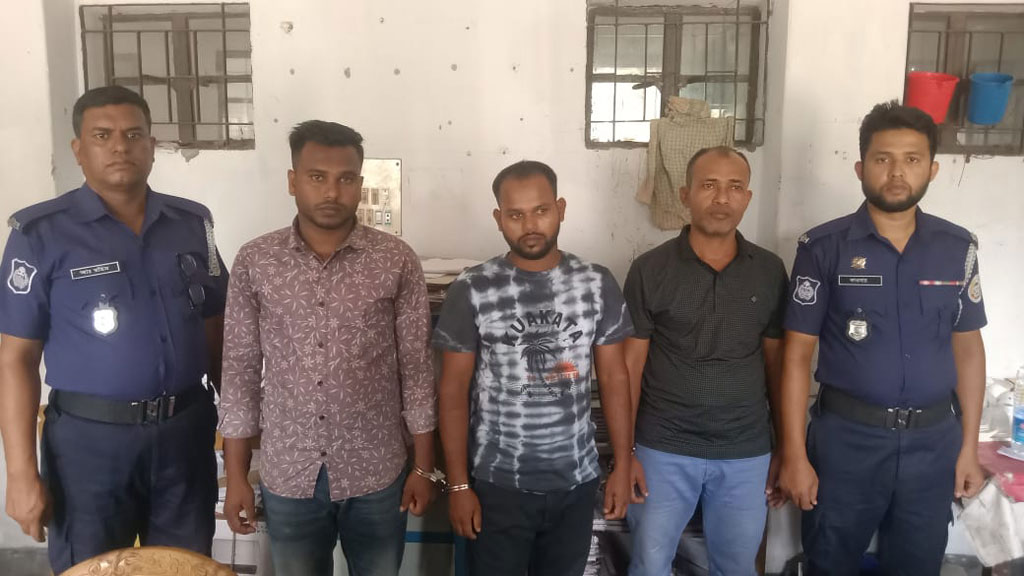 হোটেলে পর্যটককে আটকে টাকা ছিনতাই, যুবদল নেতাসহ গ্রেপ্তার ৩