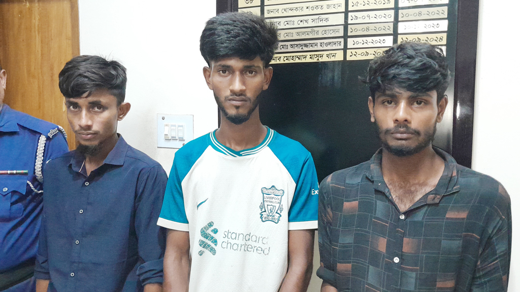 কুমার নদ থেকে অবৈধভাবে বালু উত্তোলনের দায়ে তিনজনের কারাদণ্ড