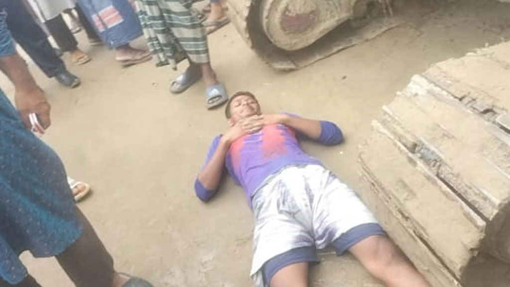 তানোরে ‘জালিয়াতির মাধ্যমে’ মাঠ দখল, ভেকুর সামনে শুয়ে প্রতিবাদ
