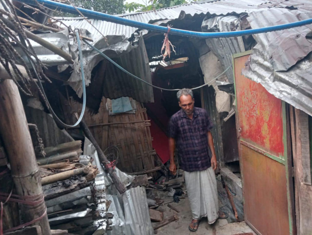 বসতবাড়িতে বন্য হাতির তাণ্ডব: অল্পের জন্য রক্ষা পেল পরিবারের সবাই