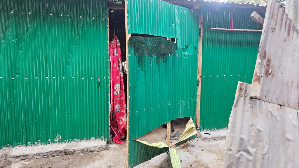 মাদক কারবারি অপবাদে দিনমজুরের বাড়িতে হামলা-ভাঙচুর, মারধর