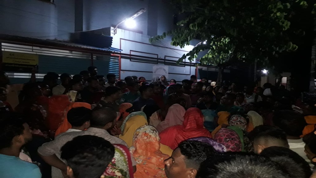 ঈদের আগে ৩ মাসের বেতন-বোনাস বকেয়া, টি অ্যান্ড জেড পরিচালকের বাসার সামনে গার্মেন্টস শ্রমিকদের অবস্থান