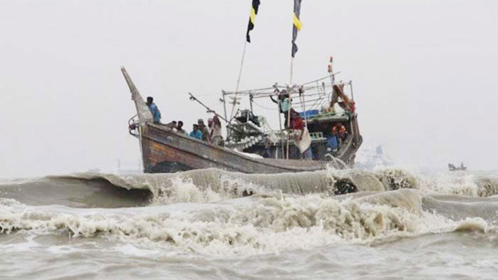 ইয়াবাবাহী ট্রলার থেকে ঝাঁপ দিয়ে যুবকের মৃত্যু, যুবদল নেতা আটক