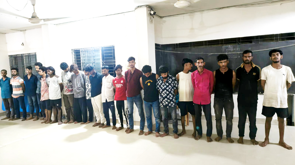 টঙ্গীতে মাদকবিরোধী অভিযানে বাধা, সাউন্ড গ্রেনেড ফাটিয়ে ছত্রভঙ্গের পর গ্রেপ্তার ২০