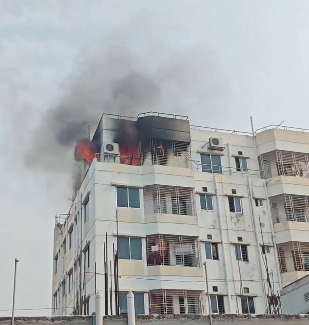 টঙ্গীতে বহুতল ভবনে আগুন