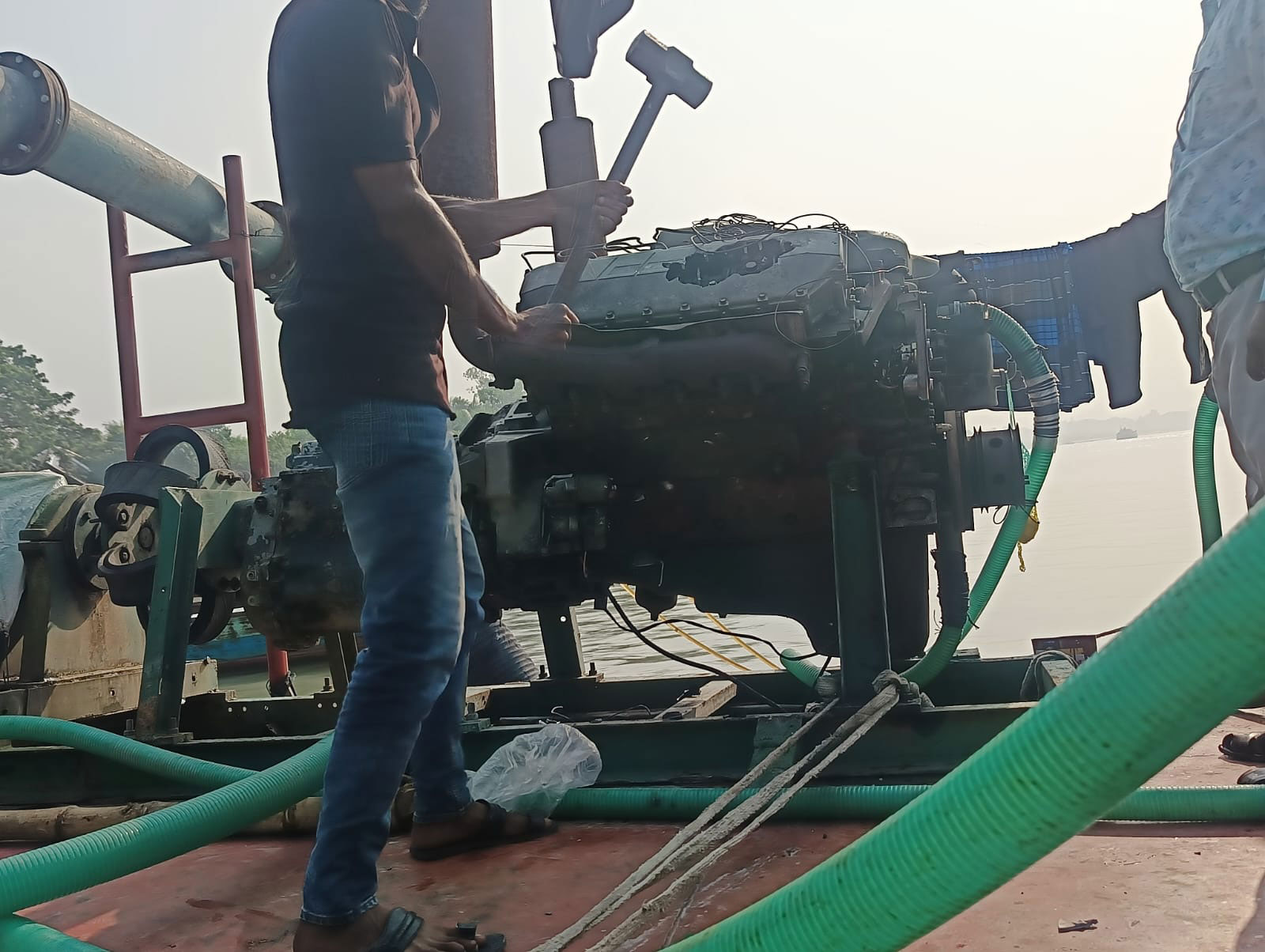 ড্রেজার বসিয়ে নদী থেকে বালু তুলে ভরাট করা হচ্ছিল জমি। ছবি: আজকের পত্রিকা