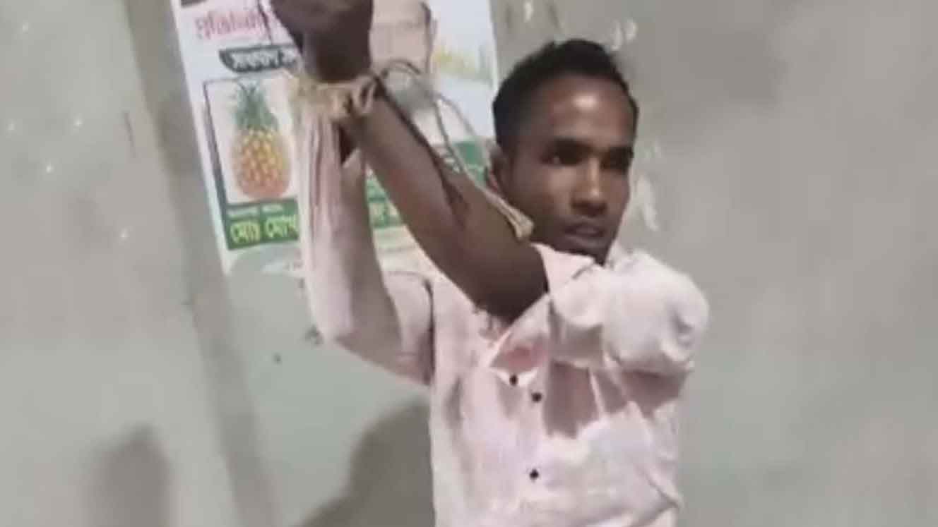 শ্রমিককে শ্বশুরবাড়ি থেকে তুলে নিয়ে হাত বেঁধে পেটালেন ইটভাটার সর্দার, ভিডিও ভাইরাল