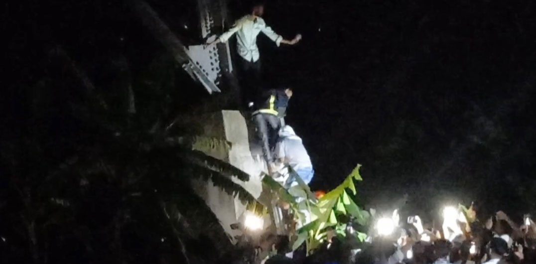 প্রেম ভেঙে যাওয়ায় ৪৬০ ফুট বৈদ্যুতিক টাওয়ারে ওঠে আত্মহত্যার হুমকি প্রেমিকের