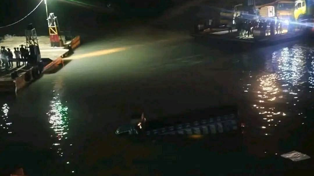 এবার চট্টগ্রামে ফেরিতে উঠতে গিয়ে নদীতে পড়ে গেল ট্রাক