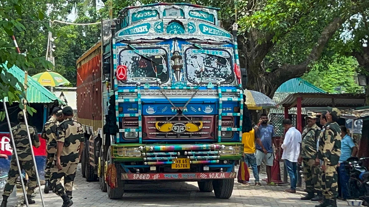 ভুটান থেকে বাংলাদেশগামী পাথরবাহী ট্রাক সীমান্তে আটকে দিলেন ভারতীয়রা