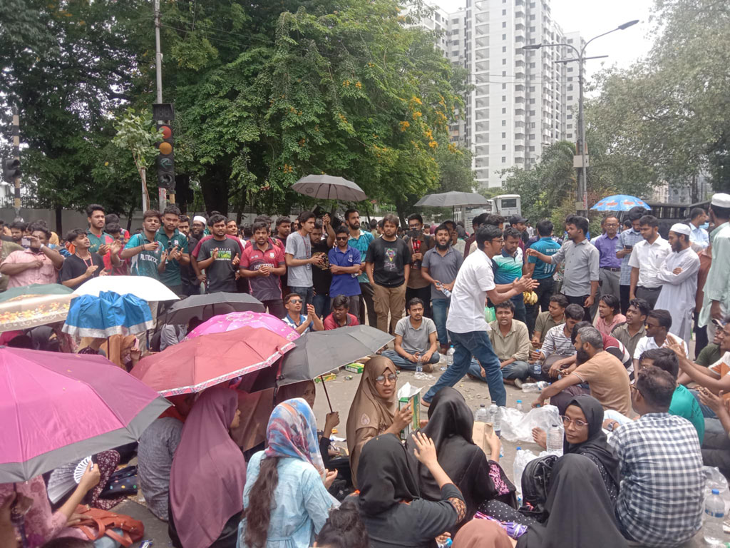 আন্দোলনের নগরী ঢাকা: অবরোধে তীব্র যানজট, জনদুর্ভোগ চরমে