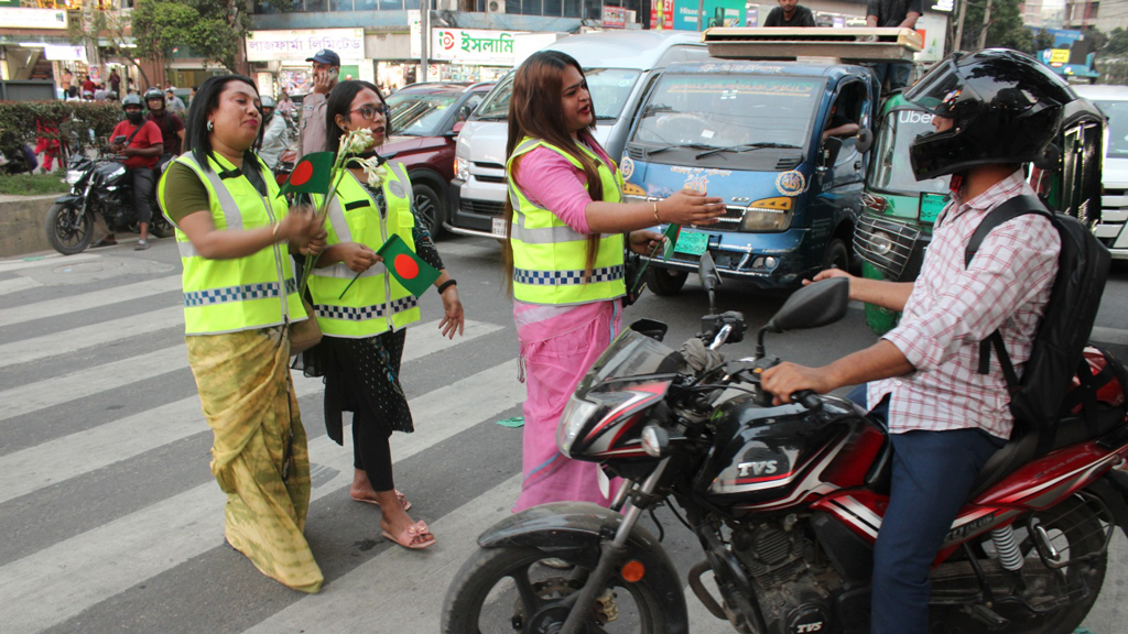 রাজধানীর সড়কে তৃতীয় লিঙ্গের সদস্যদের স্বেচ্ছাশ্রমে যুক্ত করল ডিএমপি