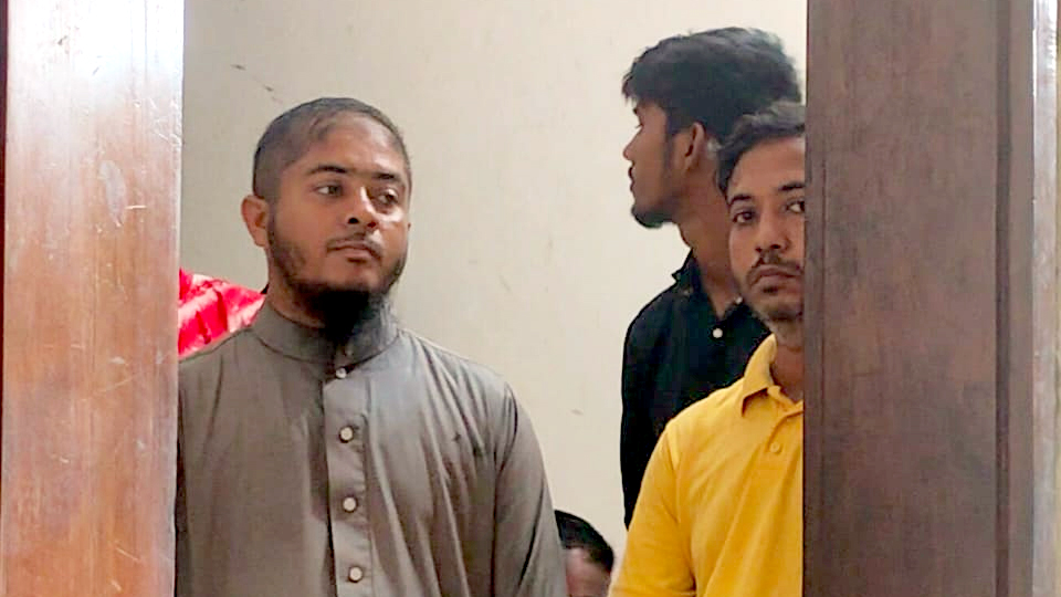 ৫ আগস্টে আমরা পুলিশ মেরে ঝুলিয়ে রেখেছি—সিগন্যাল দেওয়ায় ট্রাফিক সার্জেন্টকে হুমকি