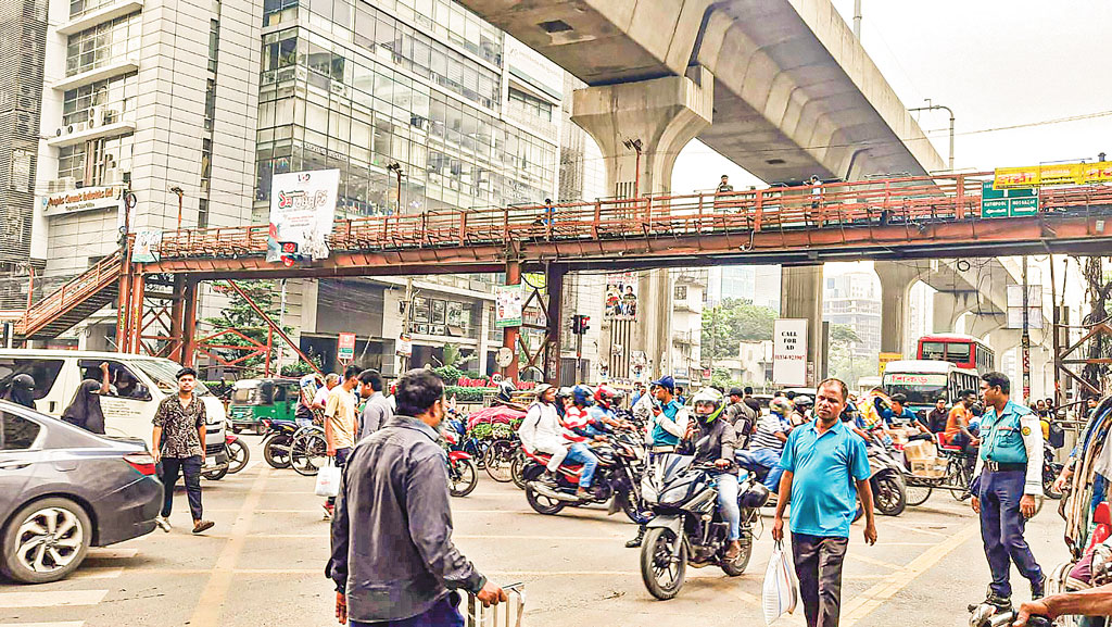 ট্রাফিক ব্যবস্থা: সংকেত বাতি চালু হলেও ভরসা হাতের ইশারা