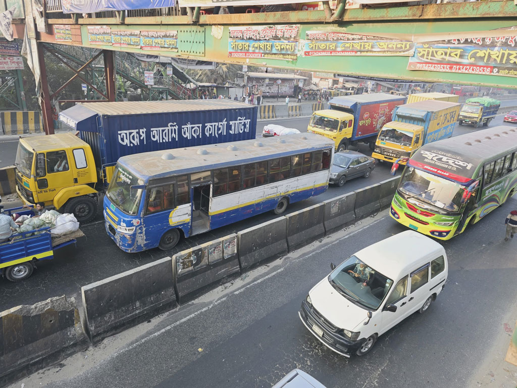 ভোর থেকে ঢাকা-চট্টগ্রাম ও ঢাকা-সিলেট মহাসড়কে তীব্র যানজট