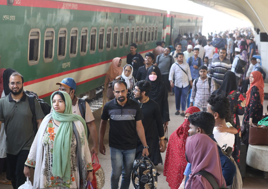 ঈদের আনন্দ সঙ্গী করে রাজধানীতে ফিরছে মানুষ