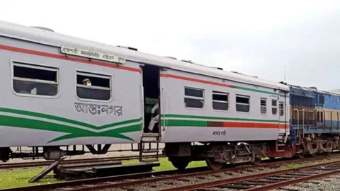 দুই যাত্রীর টাকা ছিনতাইয়ের অভিযোগ আরএনবির সিপাহির বিরুদ্ধে
