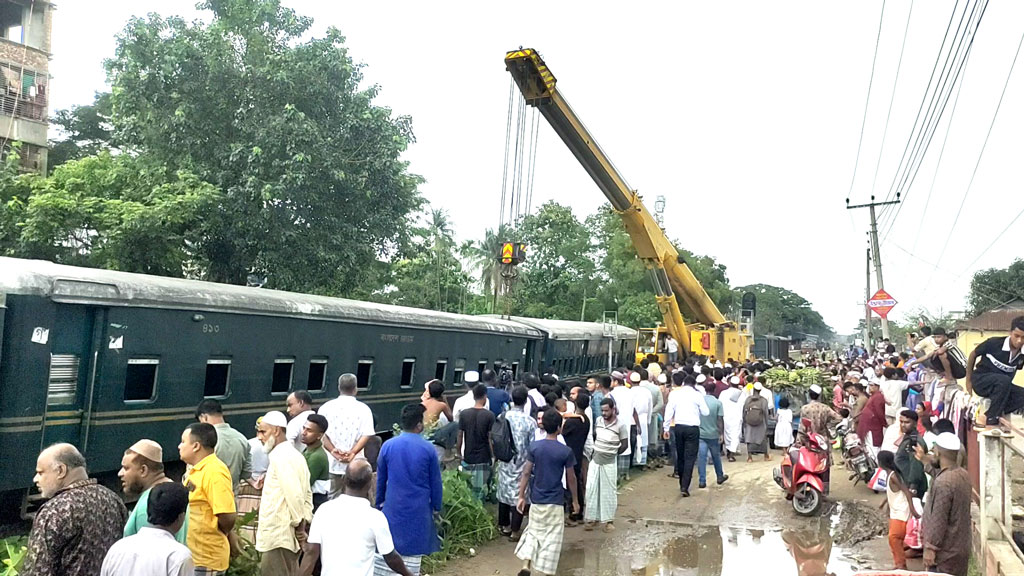 ট্রেনের ইঞ্জিন বিকল-লাইনচ্যুতি যেন নিয়মিত ঘটনা
