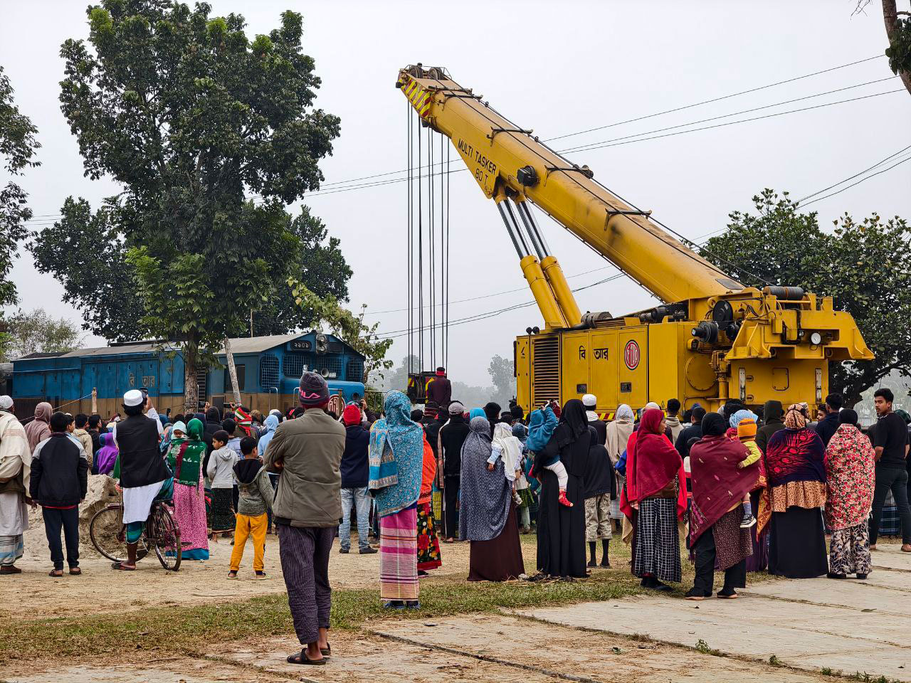 গফরগাঁওয়ে ট্রেন লাইনচ্যুত: গতি কম থাকায় রক্ষা পেয়েছেন যাত্রীরা