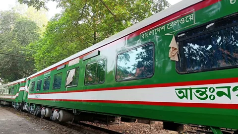 ভারত থেকে এল ১৮টি রেলকোচের প্রথম চালান
