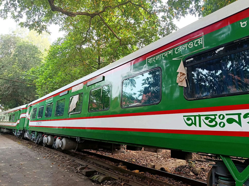 ভারত থেকে এল ১৮টি রেলকোচের প্রথম চালান