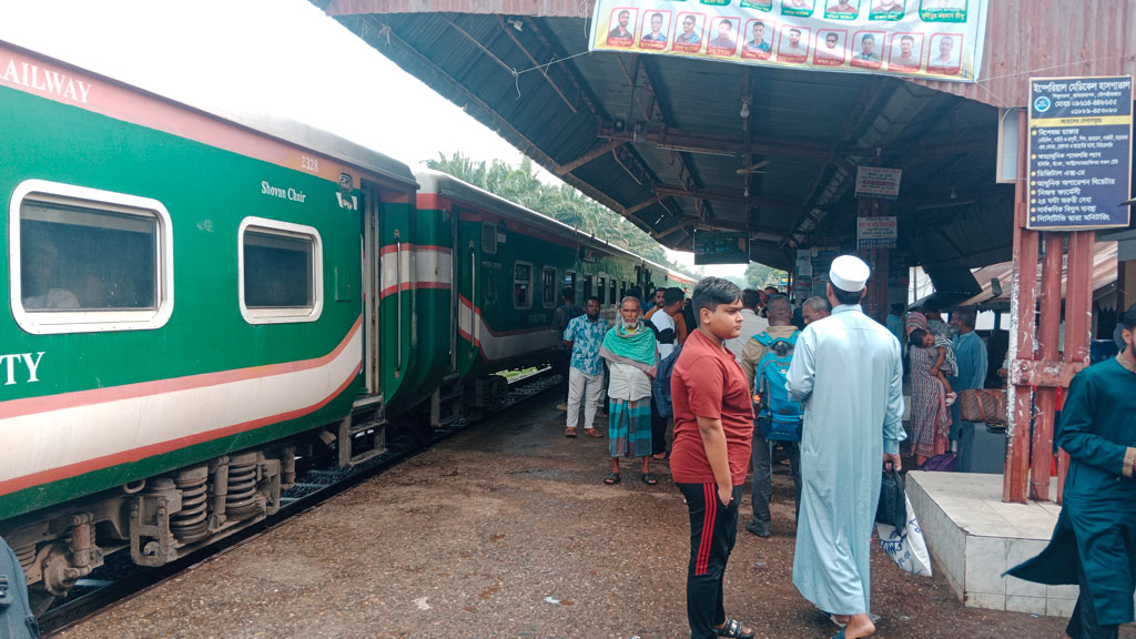 তিন ঘণ্টা বন্ধ থাকার পর সিলেটের সঙ্গে রেল যোগাযোগ স্বাভাবিক