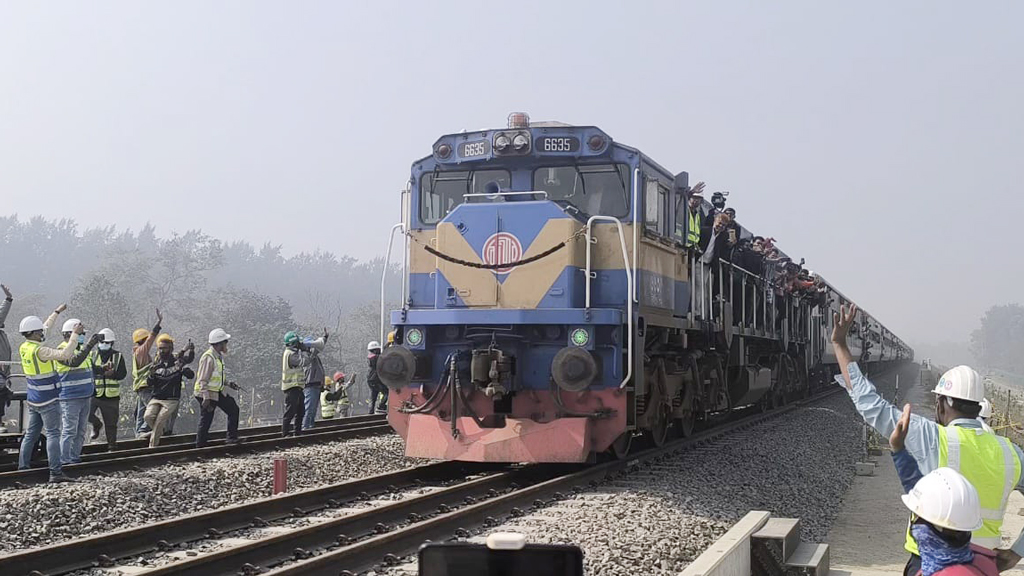 প্রথমবার যাত্রী নিয়ে যমুনা রেল সেতু পাড়ি দিল ট্রেন