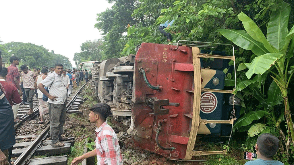 ট্রেন লাইনচ্যুতির ঘটনায় ২ কর্মকর্তা বরখাস্ত, পৃথক তদন্ত কমিটি