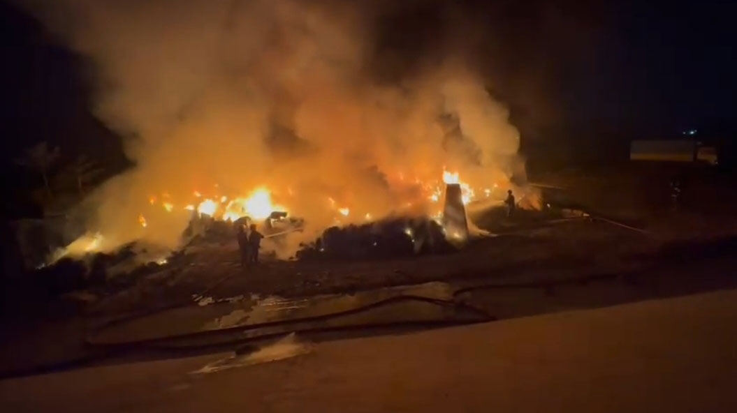 তুরাগে ভোররাতে আগুনে পুড়ে ছাই বিদ্যুৎহীন তিন গোডাউন ও সার্ভিস সেন্টার