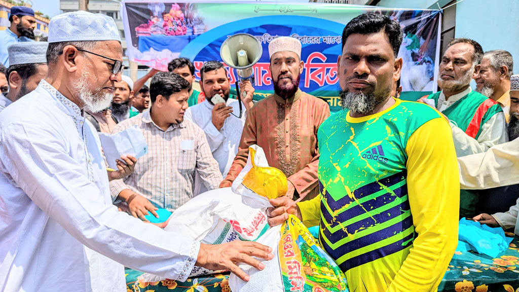 তুরাগে অগ্নিকাণ্ডে ক্ষতিগ্রস্তদের মাঝে জামায়াতের খাদ্যসামগ্রী ও বস্ত্র বিতরণ