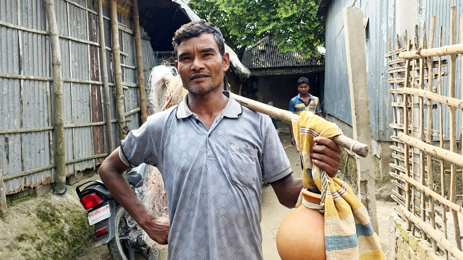 ‘ঈদে ঈদে ভাতা পাই, পূজাত পাইনো না—তাই আনন্দও নাই’