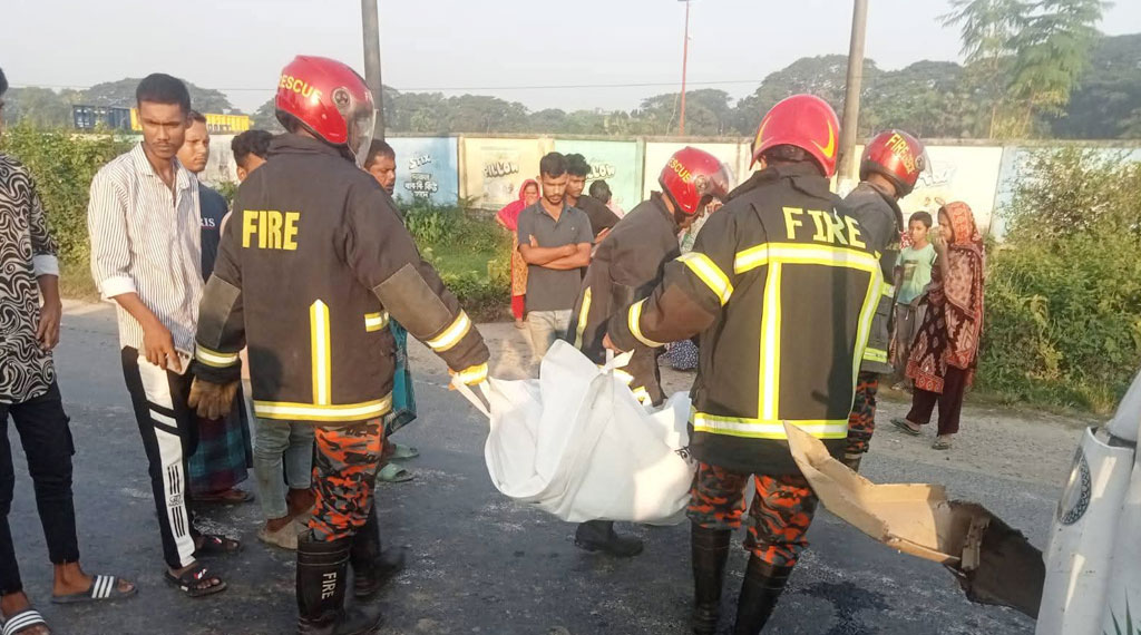 ময়মনসিংহে উল্টো পথে আসা কাভার্ড ভ্যানের ধাক্কায় দুই শ্রমিক নিহত, আহত ৯