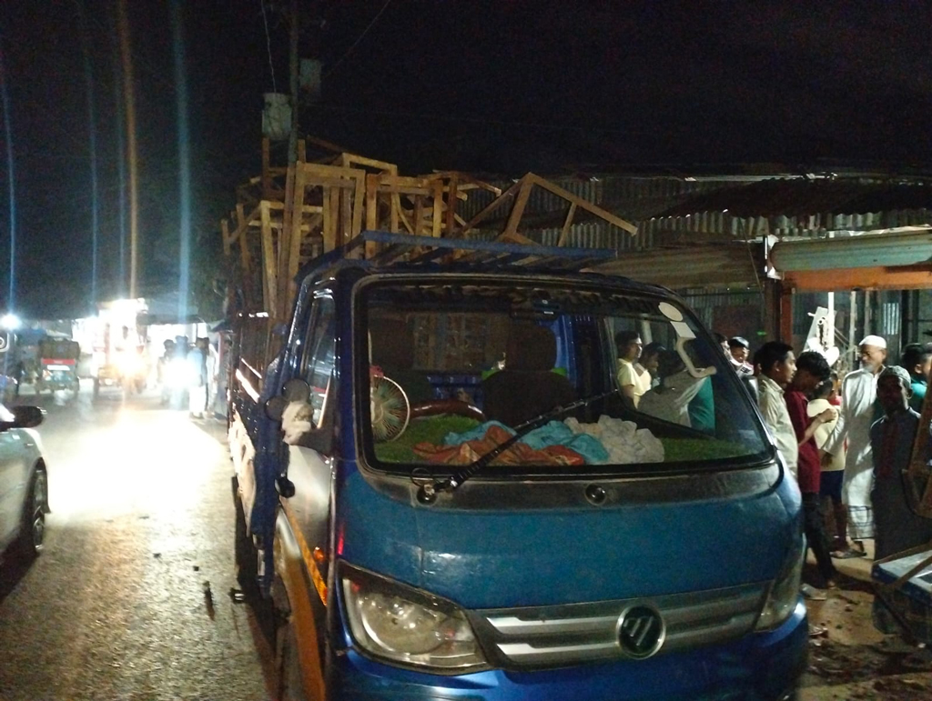 স্কুলের মালপত্র বিক্রি, নেওয়ার সময় শিক্ষক ধরা