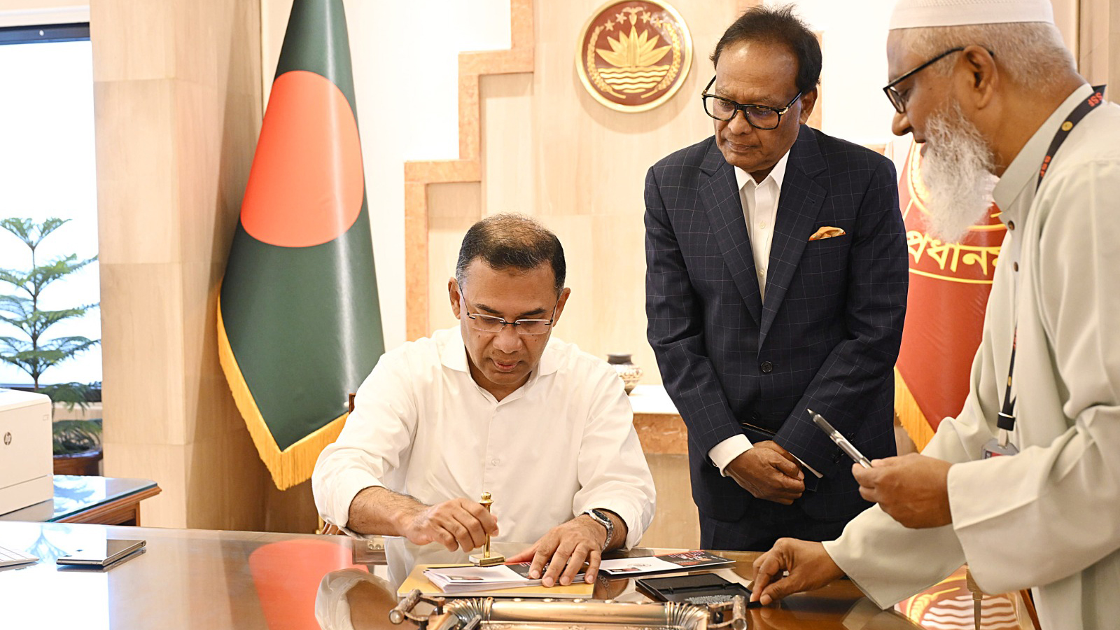 প্রথমবারের মতো তেজগাঁও কার্যালয়ে প্রধানমন্ত্রী তারেক রহমান