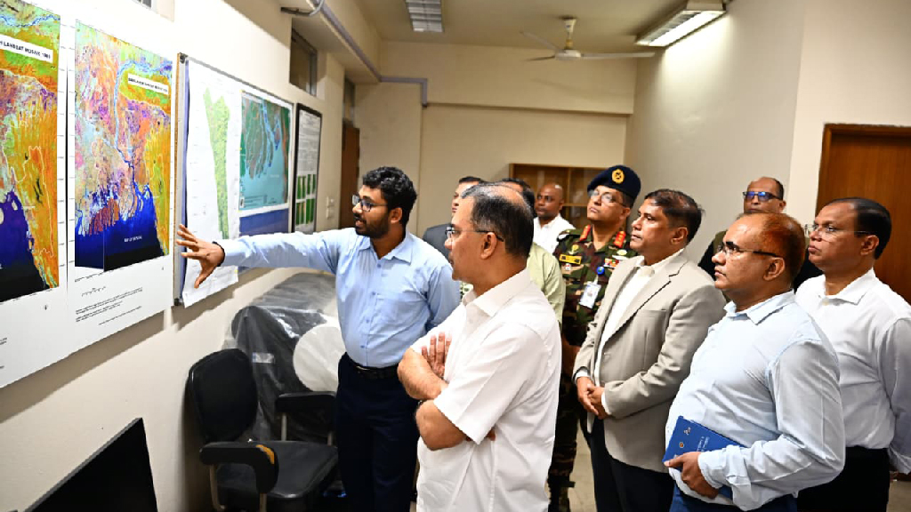 বাংলাদেশ মহাকাশ গবেষণা ও দূর অনুধাবন প্রতিষ্ঠান (স্পারসো) পরিদর্শনে প্রধানমন্ত্রী তারেক রহমান। ছবি: পিএমও